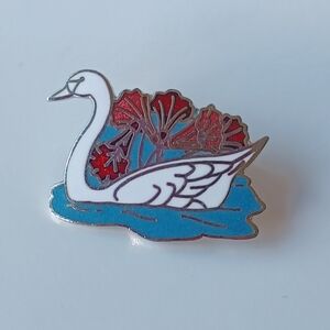 SILVERTONE ENAMEL SWAN BROOCH/PIN 1" (L) x 11/16" (W) LOCKING ROLLING CLASP